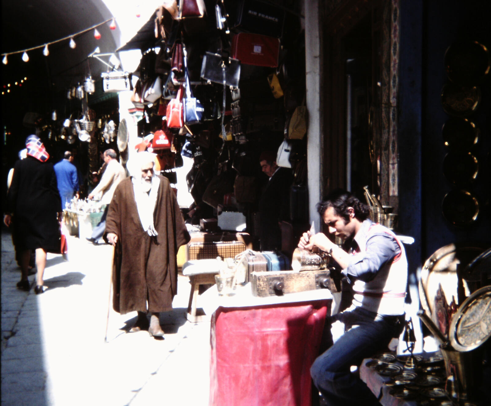 Engraving a mortar and pestle in the souks in Tunis