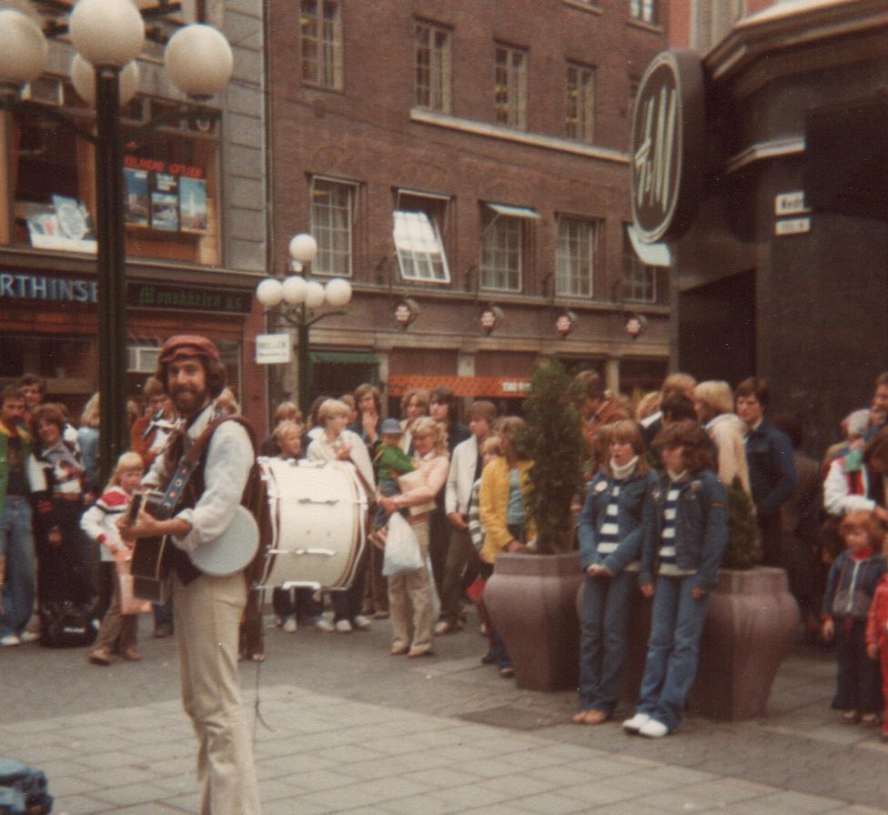 A busker in a street in Oslo