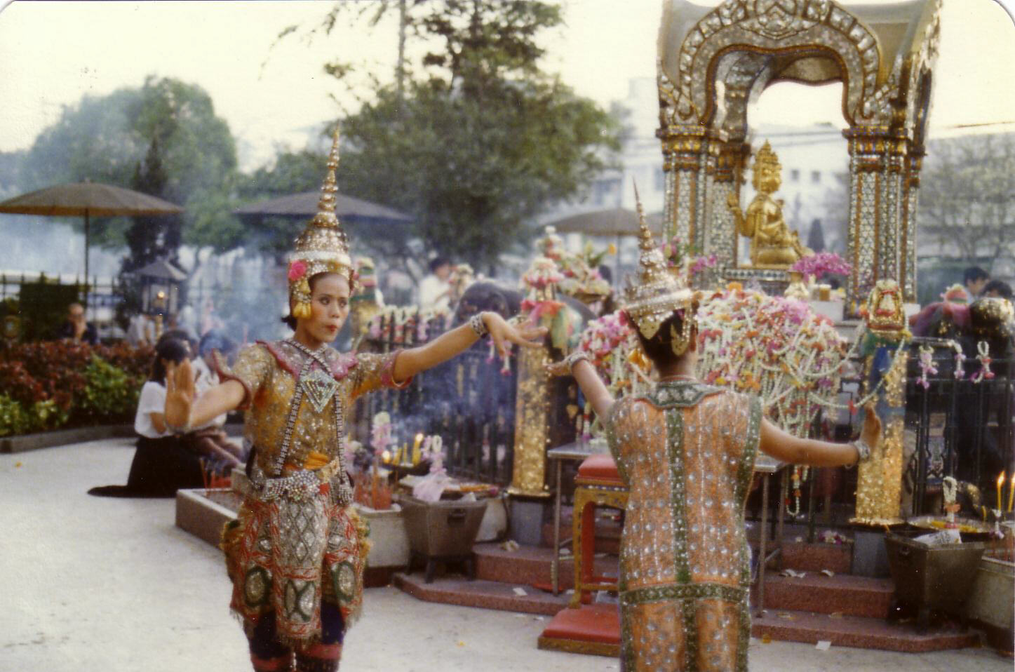 Traditional Thai dancers at the shrine on Ratchadamri road, Bangkok