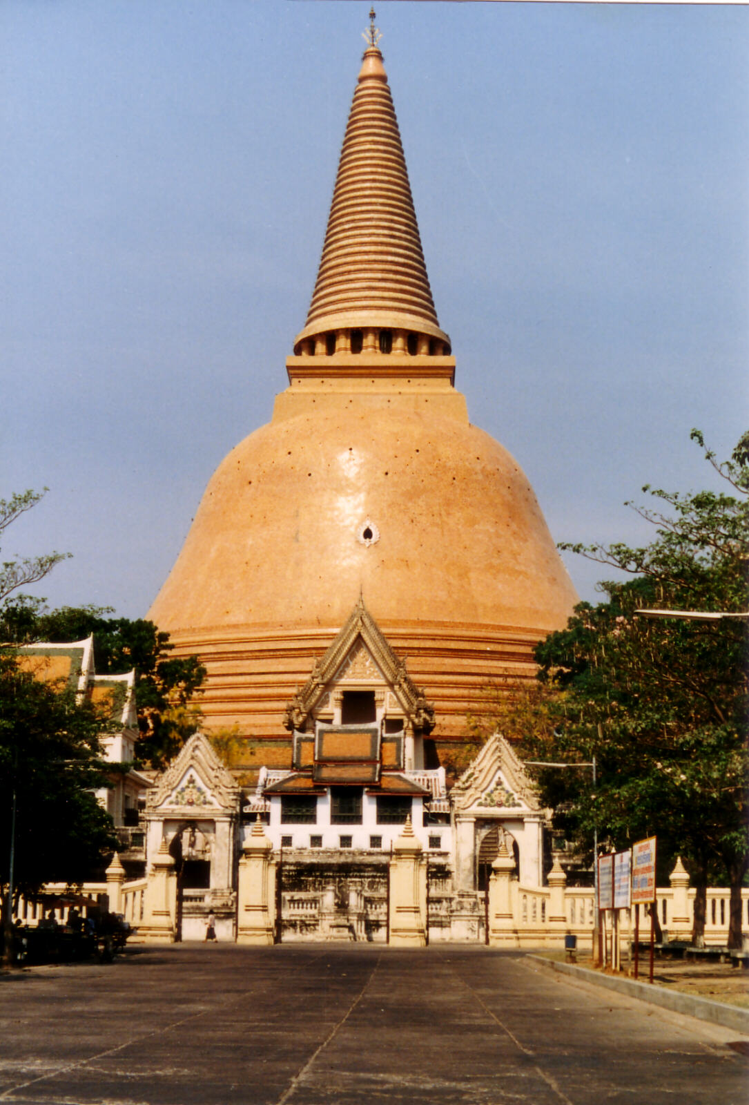 The biggest chedi, at Nakorn Pathom, Thailand