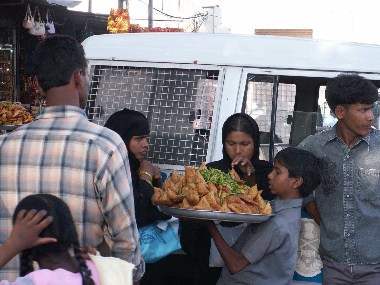 Samosa seller in the bazaar at the Charminar, Hyderabad