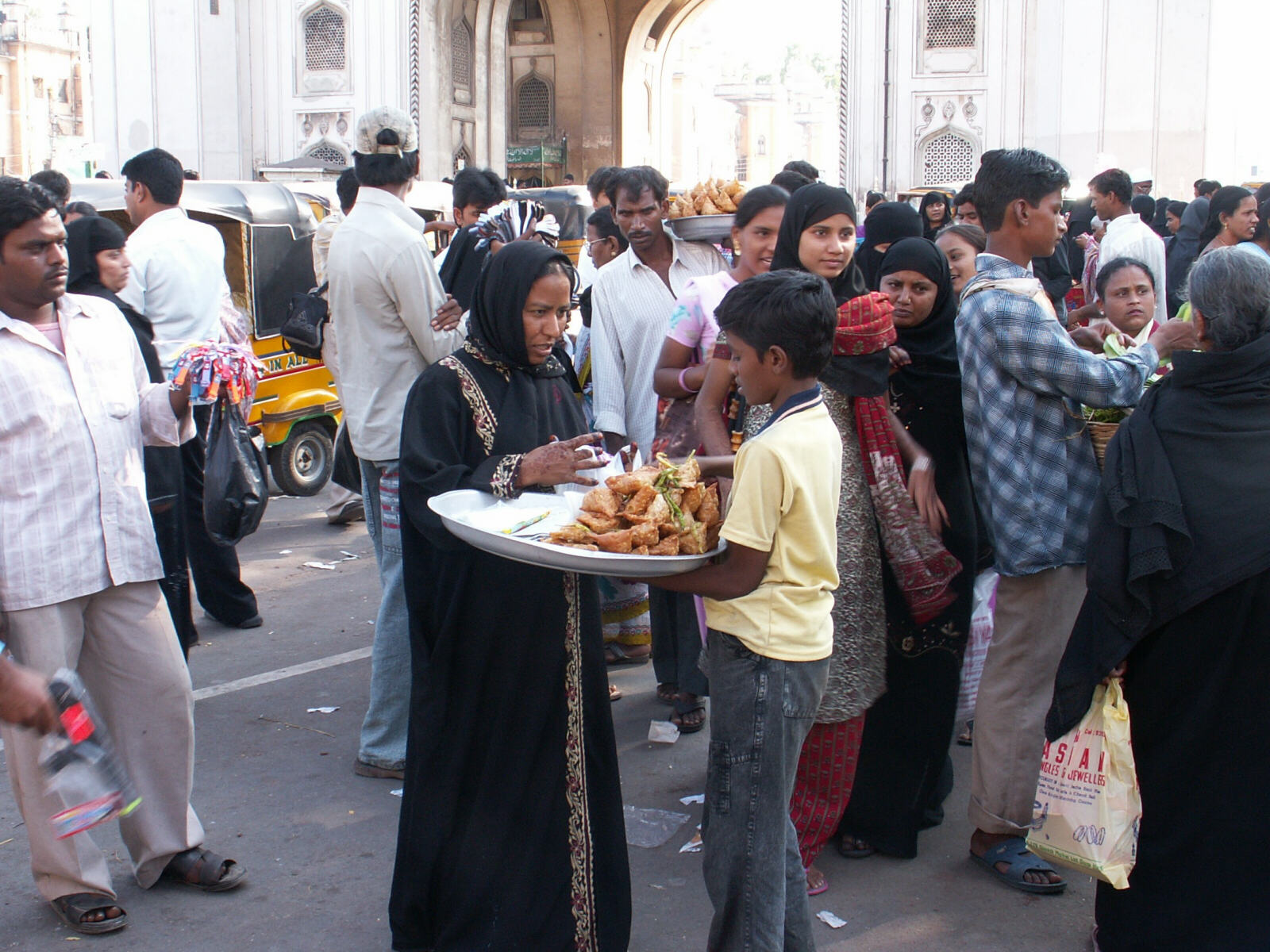 Samosa seller in the bazaar at the Charminar, Hyderabad