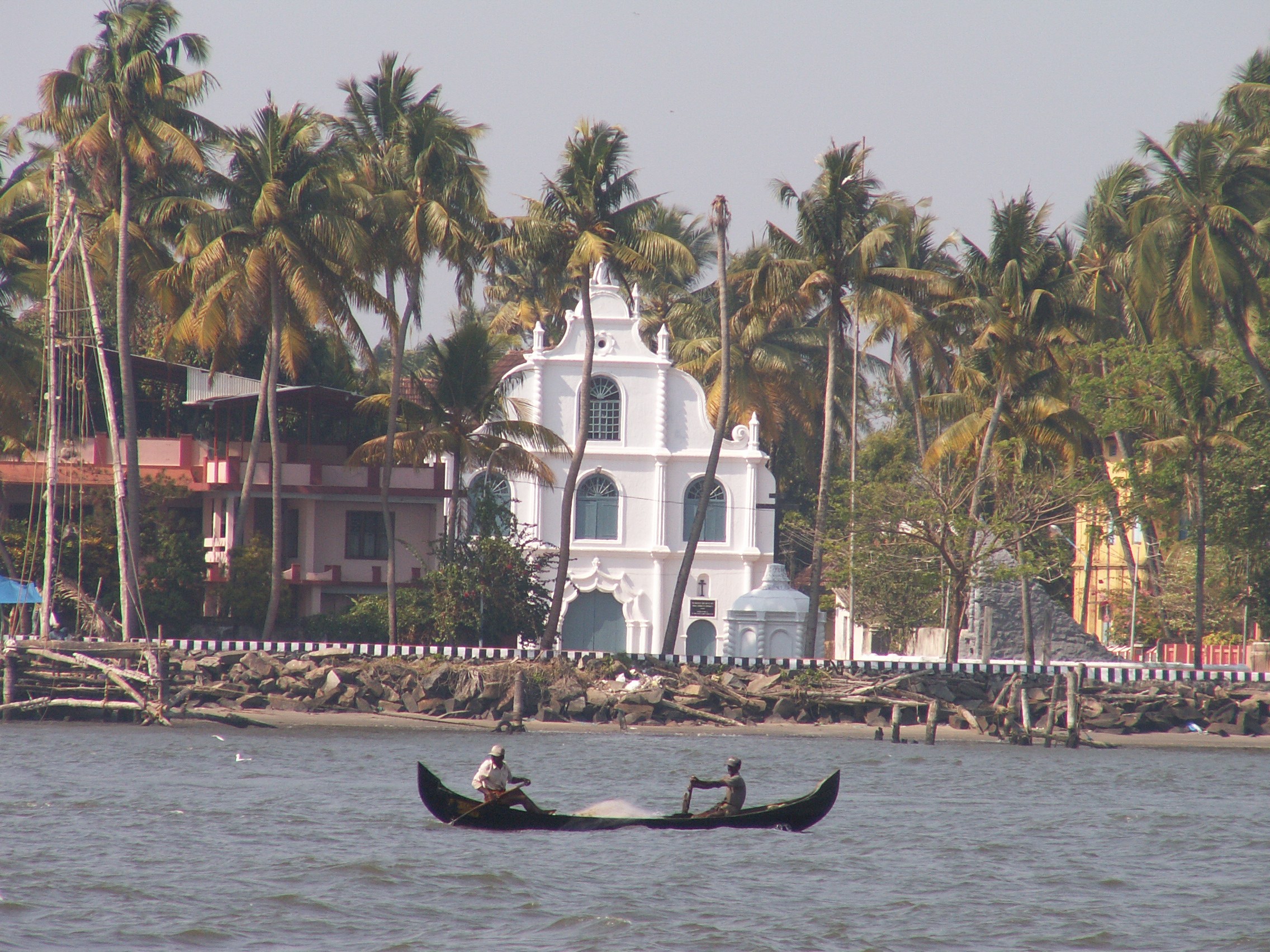 Boats of all sizes go in and out of Kochi harbour, Kerala