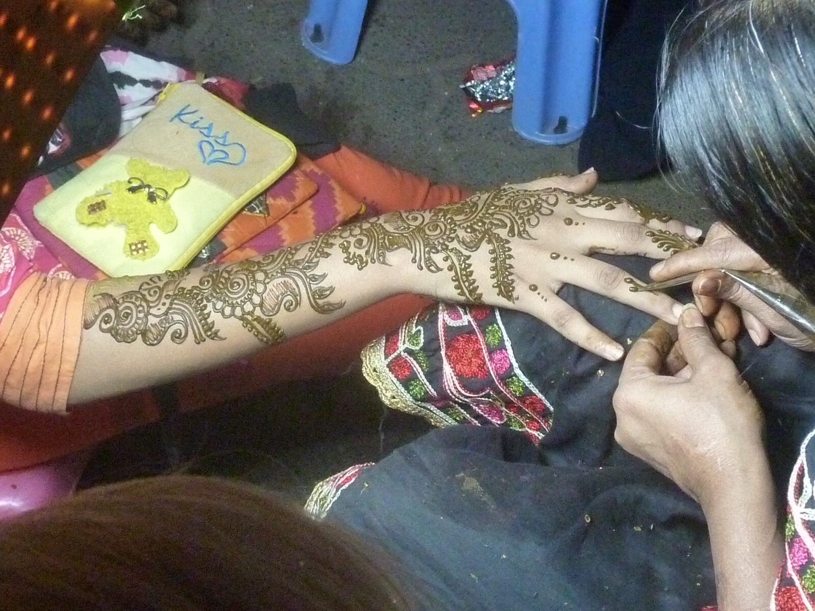 Henna painting near Pale hotel, Mumbai airport
