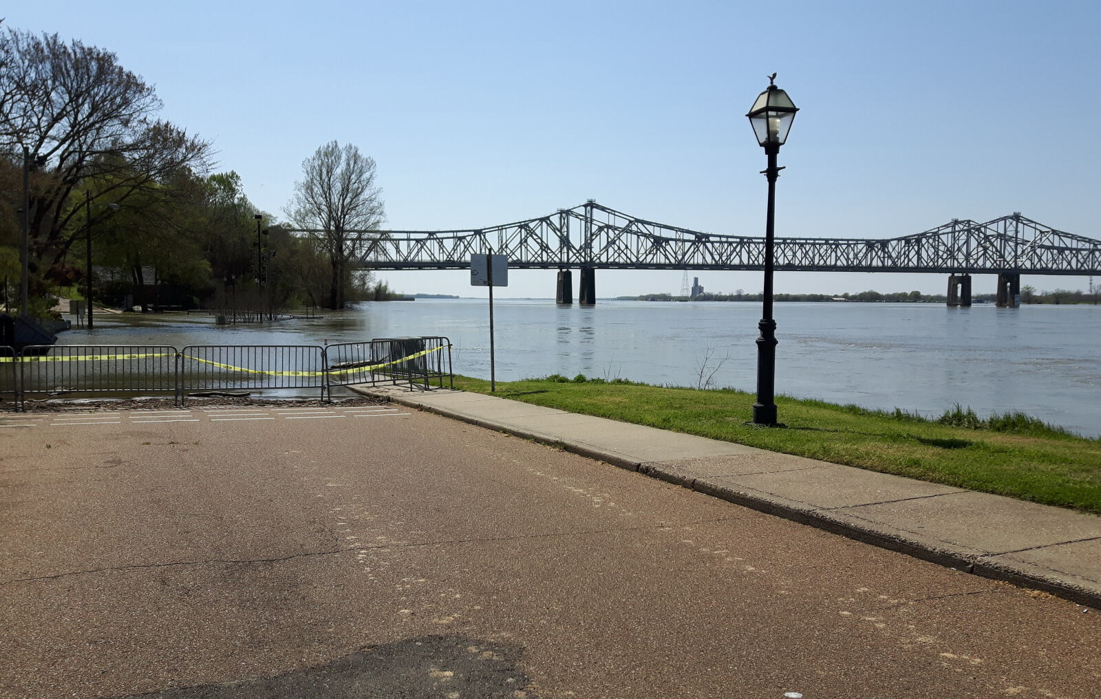 Flooded Mississippi river at Natchez