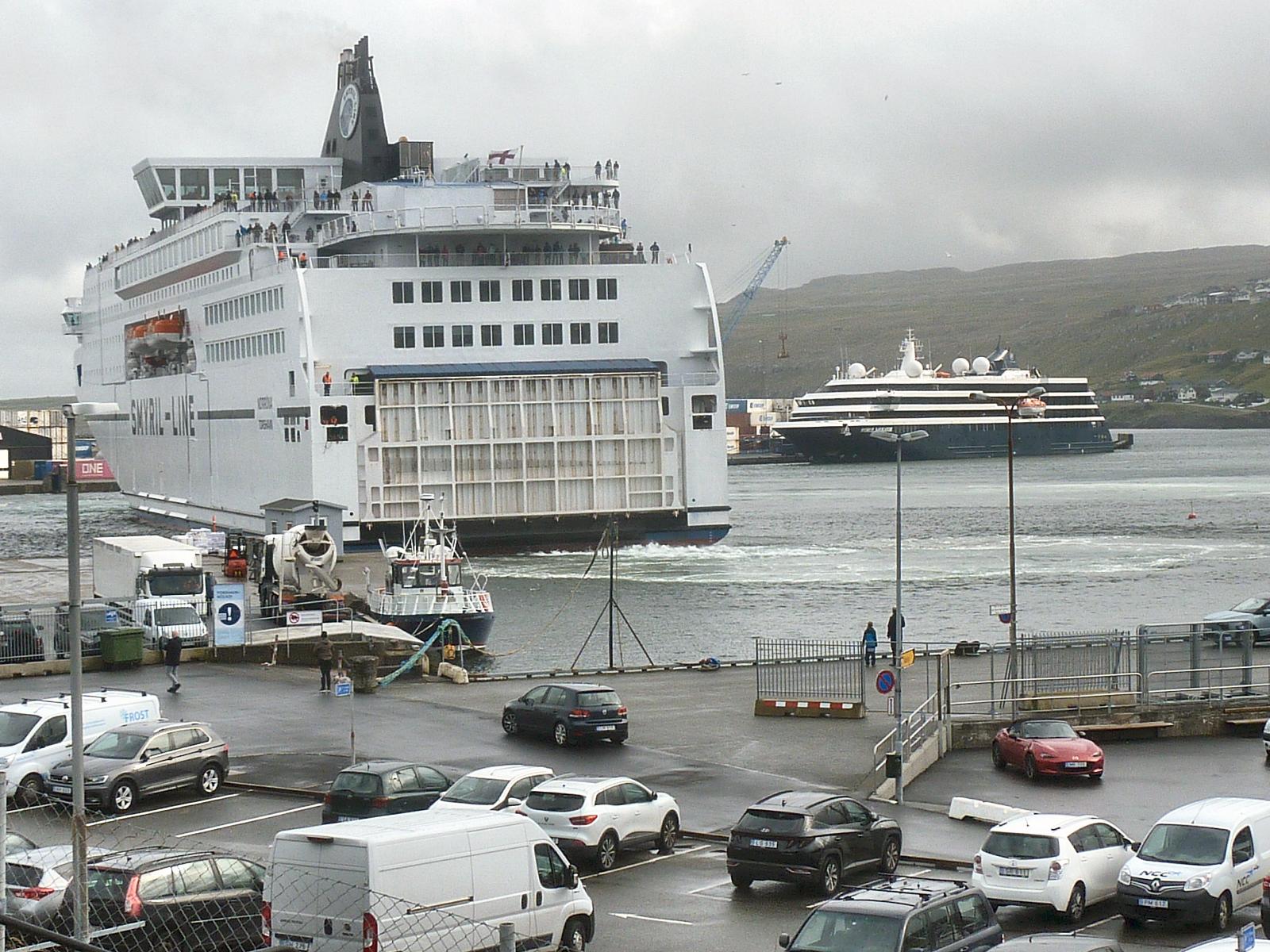 Ferry from Faroe to Iceland