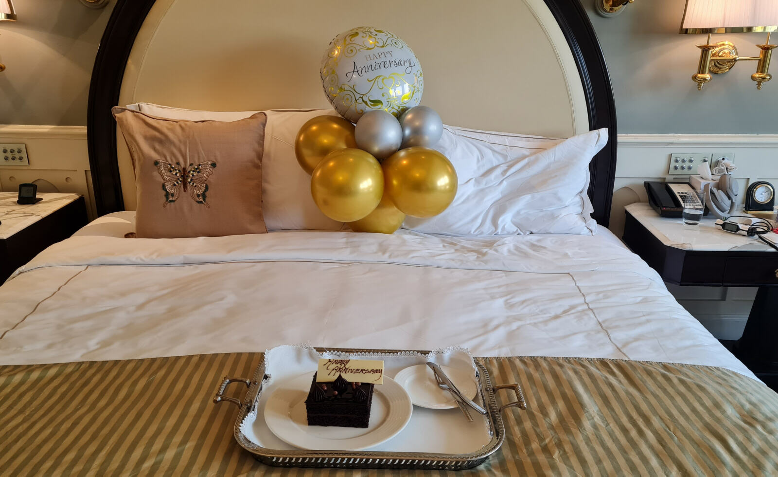 Wedding anniversary balloons and cake at the Taj Tower hotel in Mumbai Wedding anniversary balloons and cake at the Taj Tower hotel in Mumbai